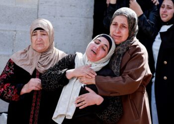 SEORANG wanita Palestin menangis selepas remaja Palestin ditembak tentera Israel ketika serbuan di kampung Beit Furik di bandar Nablus, Tebing Barat. .- AFP