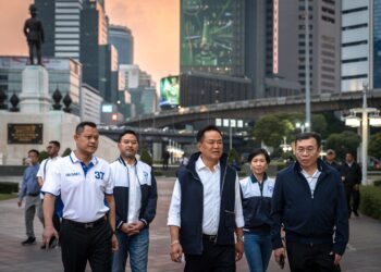 ANUTIN (depan) berjalan ketika berkempen di Taman Lumpini, Bangkok, 30 Januari lalu. - AFP