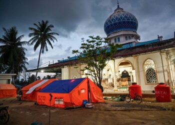 KHEMAH sebagai penempatan sementara mangsa banjir dipasang di sebelah masjid di Meurah Dua, daerah Pidie Jaya di wilayah Aceh.- AFP