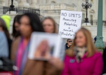 PENUNJUK perasaan memegang sepanduk semasa sidang akhbar mengenai Akta Ketelusan Fail Epstein di Capitol AS di Washington, DC.- AFP