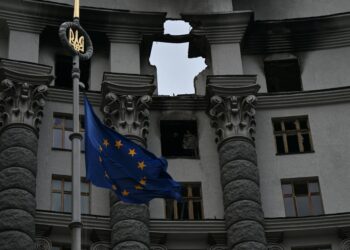 BENDERA Kesatuan Eropah berkibar di hadapan bangunan kerajaan Ukraine yang rosak akibat serangan udara Russia di Kyiv, pada 8 September tahun lalu.- AFP