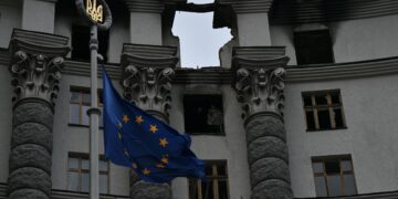 BENDERA Kesatuan Eropah berkibar di hadapan bangunan kerajaan Ukraine yang rosak akibat serangan udara Russia di Kyiv, pada 8 September tahun lalu.- AFP