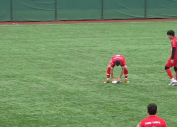 TANGKAP layar Gani Catan melakukan CPR ke atas seekor burung camar yang terkena bola semasa perlawanan di Istanbul.-AGENSI