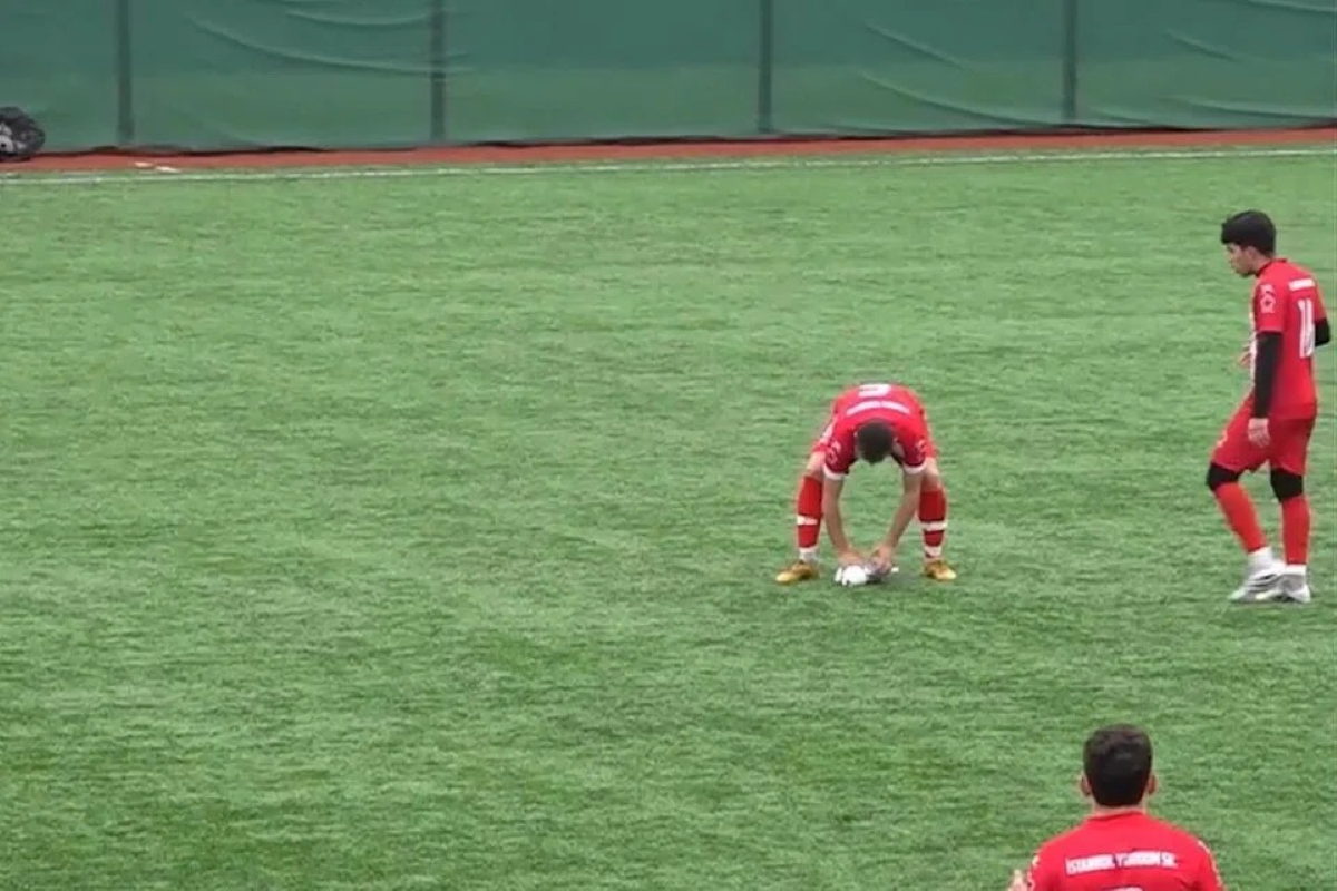 Kapten bola sepak selamatkan burung camar atas padang Kapten bola sepak selamatkan burung camar atas padang