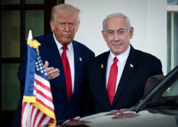 DONALD Trump menerima kunjungan Benjamin Netanyahu di Rumah Putih di Washington.- AFP