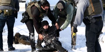 EJEN-ejen persekutuan menahan seorang penunjuk perasaan terhadap operasi imigresen oleh pentadbiran Trump di Minneapolis, Minnesota.- AFP