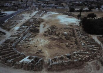 PENGGALIAN kumpulan penyelidik mendedahkan lebih 200 individu dikebumikan di sebuah kubur besar di hipodrome di Jerash, Jordan.- AGENSI