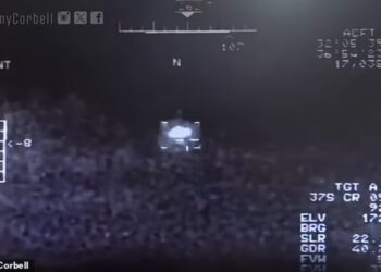 SEBUAH UFO bergerak dengan kelajuan yang mustahil. - Foto Jeremy Corbell