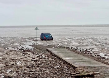 SEBUAH van terperangkap dalam lumpur selepas pemandunya mengikut peta GPS. - Foto Coastguard