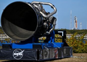 ROKET Sistem Pelancaran Angkasa Lepas (SLS) dan kapal angkasa Orian, untuk misi Artemis II, dilihat di Lauch Pad 39B di Pusat Angkasa Lepas Kennedy di Cape Canaveral, Florida.- AFP