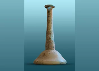 BOTOL kaca yang digunakan dalam rawatan masyarakat Rom purba. - Foto Cenker Atila