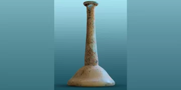 BOTOL kaca yang digunakan dalam rawatan masyarakat Rom purba. - Foto Cenker Atila