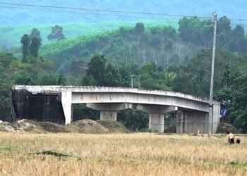 JAMBATAN Na Phay-Don Cham yang tidak dapat digunakan oleh penduduk tempatan. - Foto VnExpress