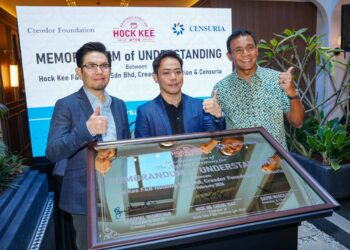 PENGASAS Hock Kee Kopitiam, Nick Ng (tengah), Pengasas Creador dan Pemegang Amanah Creador Foundation, Brahmal Vasudevan (kanan sekali) menunjukkan plag sempena pelancaran Hock Kee Heritage Medan Pasar di sini semalam. - UTUSAN/SADDAM YUSOF