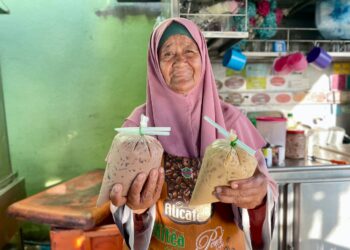 SARIFAH Bahari menunjukkan minuman Milo Ais dan Nescafe Ais yang dijual cuma RM1 di gerainya dekat Jalan Kuala Kedah, Alor Setar, Kedah.