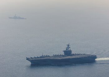 GAMBAR dikeluarkan Tentera Laut AS menunjukkan kapal pengangkut pesawat USS Abraham Lincoln belayar di Laut Arab.- AFP