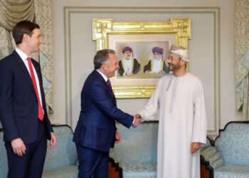 FOTO dikeluarkan Kementerian Luar Negeri Oman menunjukkan utusan khas AS, Steve Witkoff berjabat tangan dengan Menteri Luar Oman, Badr bin Hamad al-Busaidi sambil diperhatikan oleh Jared Kushner semasa mesyuarat di Muscat, kelmarin.- AFP