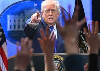 WARTAWAN bertanya soalan kepada Presiden Donald Trump semasa sidang media di Bilik Taklimat Akhbar Brady, Rumah Putih di Washington, DC, kelmarin.- AFP