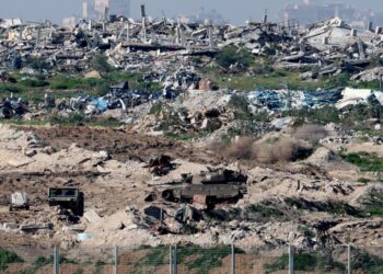 GAMBAR dari sempadan Israel dengan Gaza menunjukkan tentera Israel ditempatkan berhampiran dengan wilayah Palestin yang dikepung.- AFP