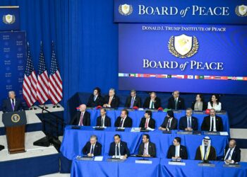 DONALD Trump (kiri) menyampaikan ucapan semasa mesyuarat sulung Lembaga Keamanan di Institut Keamanan AS di Washington, DC, kelmarin.- AFP