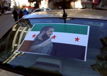 POTRET pemimpin kumpulan Hayat Tahrir al-Sham (HTS), Ahmad al-Sharaa ditampal di belakang sebuah kereta di pesisir pantai Syria, Latakia.- AFP