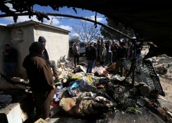 PENDUDUK dan kumpulan diplomatik Kesatuan Eropah melawat lokasi khemah milik rakyat Palestin yang dibakar peneroka haram Israel di kampung Susya, Tebing Barat.- AFP