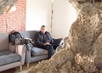 ANGGOTA stesen radio bertugas dari kawasan ibu pejabat yang rosak di Gaza City.-AGENSI