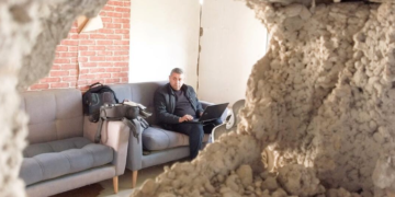 ANGGOTA stesen radio bertugas dari kawasan ibu pejabat yang rosak di Gaza City.-AGENSI