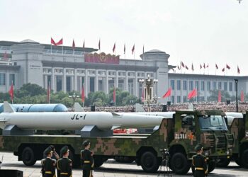 GAMBAR fail menunjukkan peluru berpandu balistik dari kapal selam nuklear generasi pertama JL-1 dipamerkan semasa perarakan tentera memperingati ulang tahun ke-80 kemenangan ke atas Jepun di Dataran Tiananmen, Beijing.- AFP