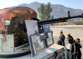 SEORANG anggota keselamatan Taliban duduk di atas sebuah Humvee berperisai ketika berkawal berhampiran lintasan sempadan Torkham antara Afghanistan dan Pakistan di wilayah Nangarhar semalam.- AFP
