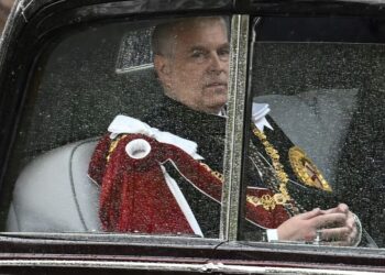 GAMBAR fail menunjukkan bekas Duke of York, Andrew, meninggalkan Istana Buckingham di London, ketika menjelang upacara pertabalan Raja Charles III pada 6 Mei 2023.- AFP