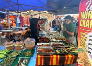 PARA peniaga mula mengambil pendekatan berhati-hati dalam penyediaan juadah makanan agar tidak terlalu berlebihan bagi mengelak pembaziran di bazar Ramadan Arau, Perlis semalam.-UTUSAN/MOHD. HAFIZ ABD. MUTALIB