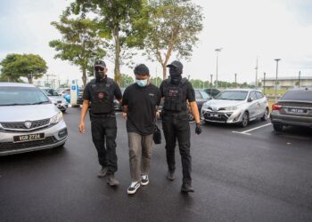 AMIRUL Shafiq Shamshul Zahari (tengah) dituduh membunuh ibunya, Zahrullail Basir di Mahkamah Majistret Alor Setar, hari ini. - UTUSAN/ SHAHIR NOORDIN