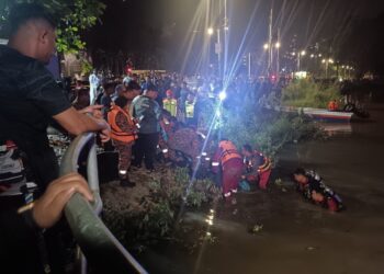 ANGGOTA bomba dari unit PPDA membawa naik mayat pekerja restoran yang ditemukan lemas di Sungai Kedah berhampiran Stadium Darul Aman di Alor Setar.