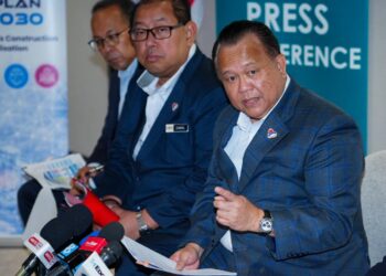 ALEXANDER Nanta Linggi ketika sidang media selepas melancarkan Pelan Tindakan Pembinaan 2026 - 2030 (CAP30) di Bangunan CIDB. - UTUSAN/SADDAM YUSOFF