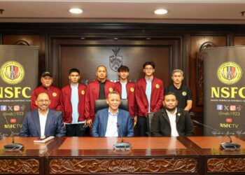 AMINUDDIN Harun (duduk, tengah) bergambar bersama tiga pemain muda NSFC dan jurulatih pembangunan yang bakal menjalani latihan dan percubaan di Jepun selama sebulan bermula hujung Februari ini.- GAMBAR / IHSAN PEJABAT MB