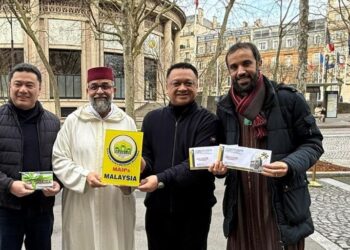 TUANKU Syed Faizuddin Putra Jamalullail (dua dari kanan) menyerahkan sumbangan kecil MAIPs berjumlah RM4,000 kepada Masjid Les Abeilles di Paris, Perancis, baru-baru ini.