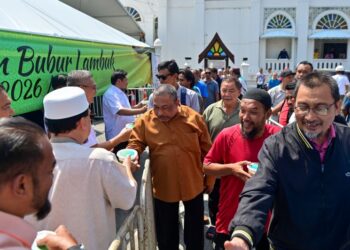 ORANG ramai beratur mendapatkan bubur lambuk yang diagihkan pengurusan Masjid Abidin, Kuala Terengganu, Terengganu. - UTUSAN/PUQTRA HAIRRY