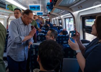 ANWAR Ibrahim meninjau operasi ETS3 KTMB dari Kuala Lumpur ke Johor Bahru, Johor. - PEJABAT PERDANA MENTERI