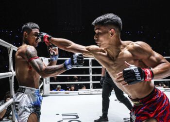 AKSI Jojo (kanan) ketikika berdepan petarung Myanmar di ONE Friday Fights 141 di Stadium Lumpinee, Bangkok, hari ini.-IHSAN ONE CHAMPIONSHIP