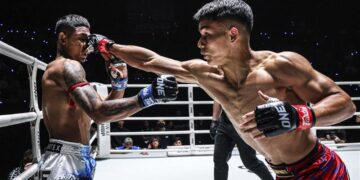 AKSI Jojo (kanan) ketikika berdepan petarung Myanmar di ONE Friday Fights 141 di Stadium Lumpinee, Bangkok, hari ini.-IHSAN ONE CHAMPIONSHIP