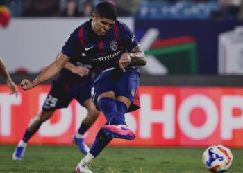 PENYERANG Johor Darul Ta’zim (JDT), Bergson Da Silva tenang menyempurnakan sepakan penalti untuk mengikat kelab Vietnam, Nam Dinh 1-1 dalam perlawanan terakhir peringkat Kumpulan B Kejuaraan Kelab ASEAN (ACC)  di Stadium Thien Truong, kelmarin.-IHSAN JOHOR SOUTHERN TIGERS