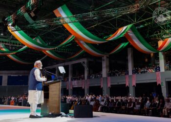 NARENDRA Modi berucap pada acara ‘Selamat Datang Modi Ji’ anjuran komuniti India di Malaysia di Seri Kembangan, Selangor semalam. - PEJABAT PERDANA MENTERI