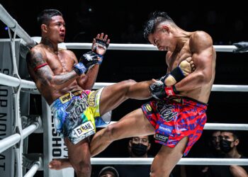 AKSI jaguh muay thai negara, Muhammad Johan Ghazali Zulfikar (kanan) ketika berdepan petarung Myanmar, Ye Yint Naung dalam kejohanan ONE Friday Fights 141 di Stadium Lumpinee di Bangkok, Thailand, kelmarin.-IHSAN ONE CHAMPIONSHIP
