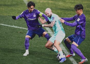 PENYERANG JDT, Joao Figueiredo dikawal dua pemain  Sanfrecce Hiroshima dalam aksi ACLE.- IHSAN JOHOR SOUTHERN TIGERS