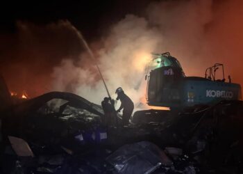 ANGGOTA bomba memadamkan kebakaran ebuah kilang memproses getah di Kawasan Perindustrian Sengkang, Kulai.-FB TEO NIE CHING