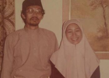 ANWAR Ibrahim memuatnaik gambar kenangan bersama isterinya, Wan Azizah Wan Ismail.