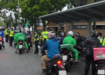 Jabatan Pengangkutan Jalan (JPJ) menyita 26 buah motosikal dan mengeluarkan sebanyak 296 notis atas pelbagai kesalahan dalam Op Khas Motosikal sempena Perayaan Tahun Baru Cina di Plaza Tol Batu, dekat sini semalam. - IHSAN JPJ WPKL