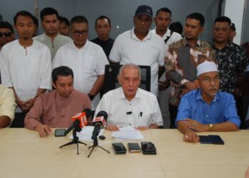 ABDUL Rahim Tamby Chik bersama ahli jawatankuasa yang hadir dalam sidang akhbar mengumumkan pembubaran lima Bahagian Bersatu di Melaka berkuatkuasa serta merta. - UTUSAN/AMRAN MULUP