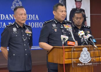 KETUA Polis Johor, Datuk Ab. Rahaman Arsad (tengah) mengadakan sidang akhbar tentang Bantuan Kasih Johor di Ibu Pejabat Polis Kontijen Johor (IPK), di Johor Bahru hari ini.- UTUSAN/BAAZLAN IBRAHIM